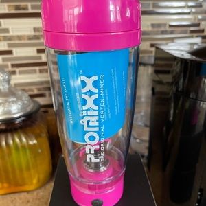 Electric travel smoothie mixer